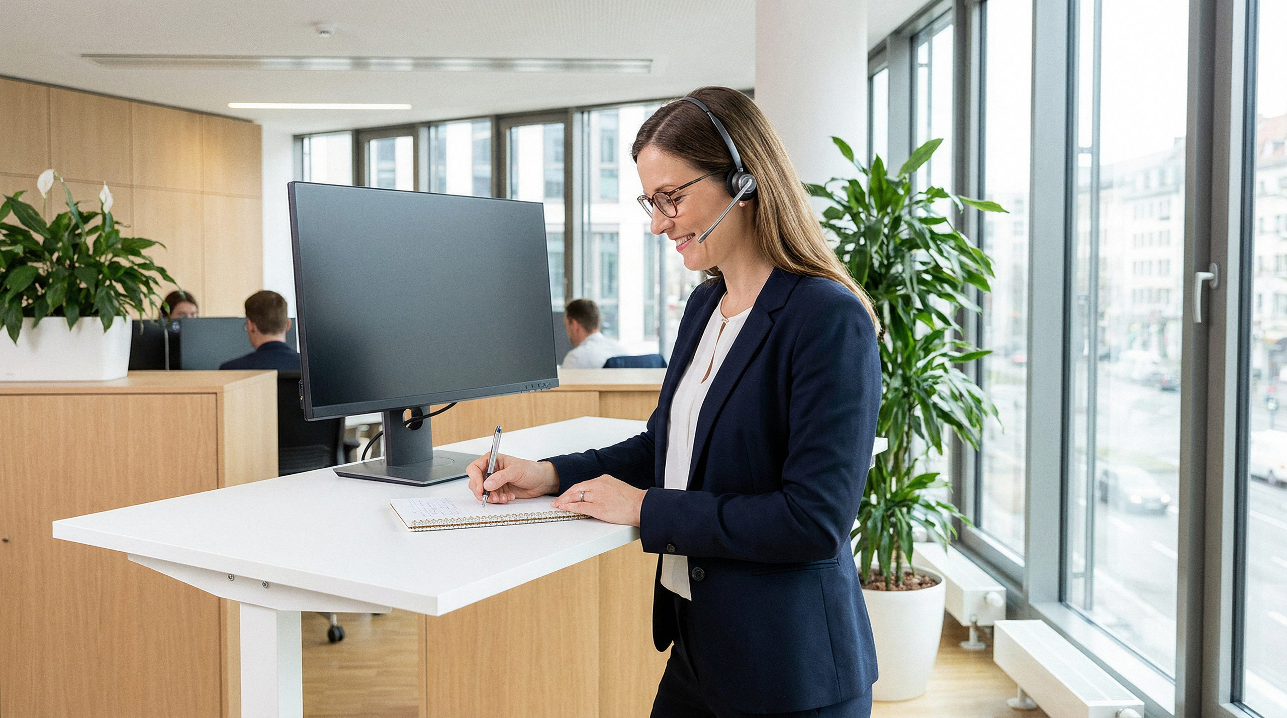 Telefonakquise am Schreibtisch — Anruferin mit Headset und Gesprächsnotizen