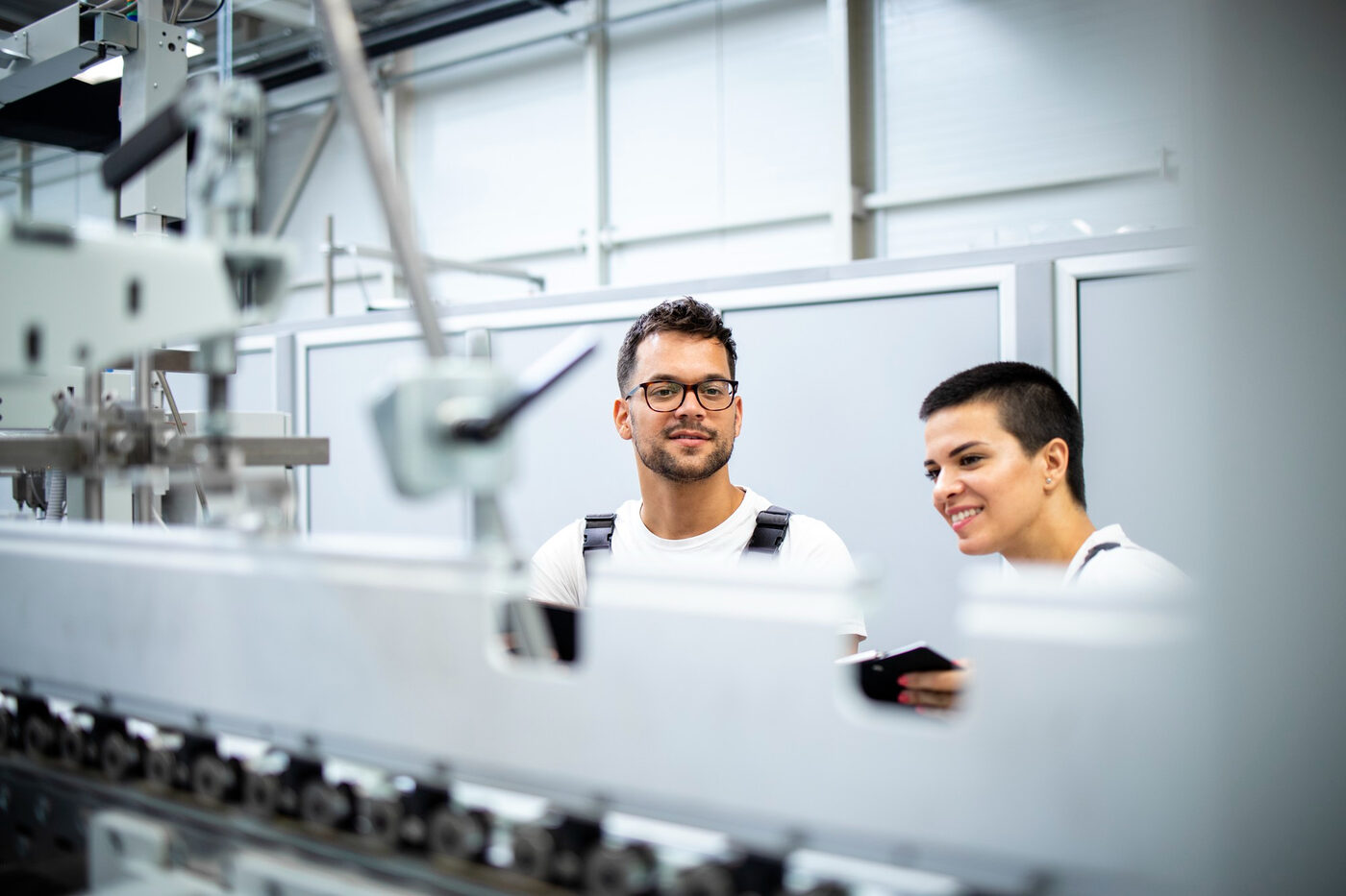 Moderne CNC-Fertigungshalle